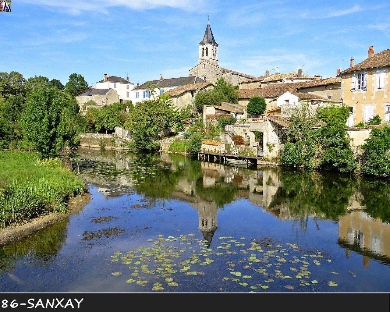 Domaine De La Briouse Bed and Breakfast Sanxay Esterno foto